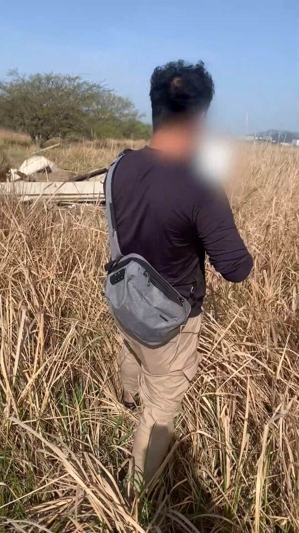 지난 4월 10일 경찰이 중계기를 찾기 위해 강서구 인근 섬을 수색하고 있다.[부산경찰청 제공]