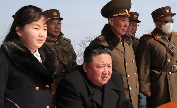 북한 김정은 국무위원장이 지난 3월 지난 18∼19일 딸 '주애'와 함께 전술핵운용부대들의 '핵반격 가상 종합전술훈련'을 참관하고 있다. [조선중앙통신=연합뉴스]