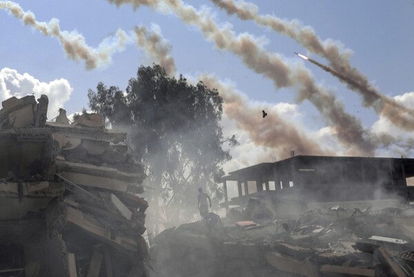 지난달 19일 팔레스타인 가자지구에서 발사된 로켓들이 이스라엘을 향해 날아가고 있다. [AP연합]