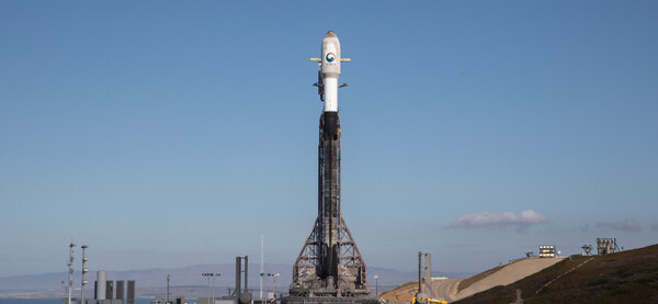 한국군 군사정찰위성 1호기인 '425사업 1호 ' 위성이 11월 30일(현지시간) 미국 캘리포니아주 반덴버그 공군기지에서 발사 예정일을 하루 앞두고 기립된 스페이스X '팰컨9' 발사체에 탑재돼 있다. [SpaceX 제공]