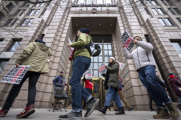 미국 워싱턴 시내에 있는 워싱턴포스트 사옥 앞에서 기자 등 신문사 직원들이 피켓 시위를 얼이고 있다. [AP연합]