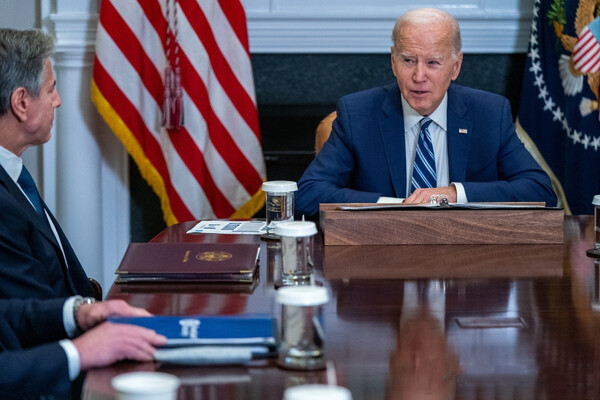 조 바이든 미국 대통령(오른쪽)이 지난달 21일(현지시간) 워싱턴DC 백악관 루스벨트룸에서 토니 블링컨 국무장관과 함께 회의를 열고 펜타닐 유입을 막기 위한 방안에 관해 설명하고 있다. [EPA연합]