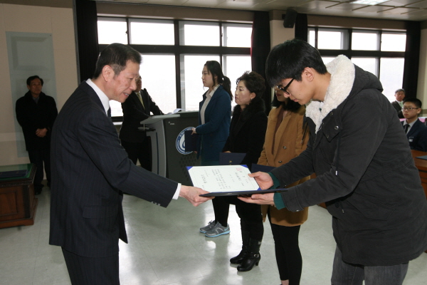 생전의 김진 운정장학회 이사장이 지난 2012년 2월 28일 부여교육지원청에서 학생들에게 장학금을 전달하고 있다. [21c부여신문 제공]