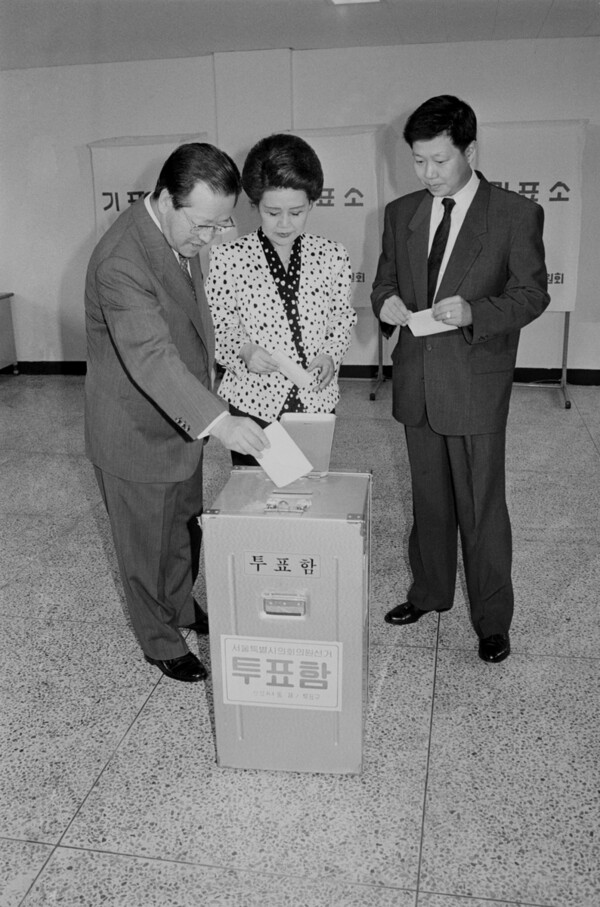 1991년 6월20일 광역의원 선거 당시 고 김종필 총리 부부와 김진씨가 투표하고 있다. [연합뉴스]