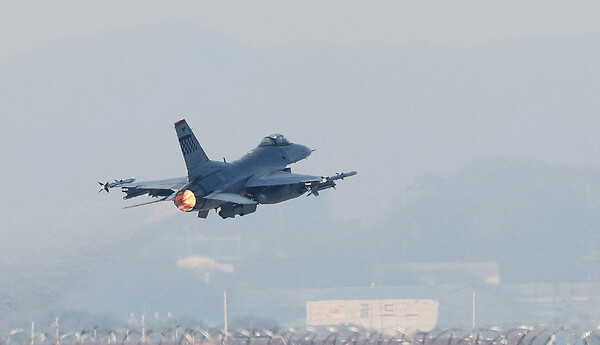 한미 연합공중훈련 '비질런트 디펜스'(Vigilant Defence)가 시작된 지난 10월 30일 경기도 평택시 주한미공군 오산기지에서 F-16 전투기가 이륙하고 있다. [연합뉴스]