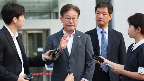 지난 9월 대북송금 사건으로 수원지검에 출두하는 이재명 대표와 박균택 변호사 모습