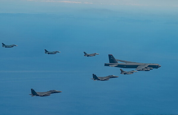 지난 10월 17일 미국 공군의 B-52H 전략폭격기와 한국 공군의 F-35A 전투기들이 한반도 상공에서 한미 연합공중훈련을 실시하고 있다.  [공군 제공]