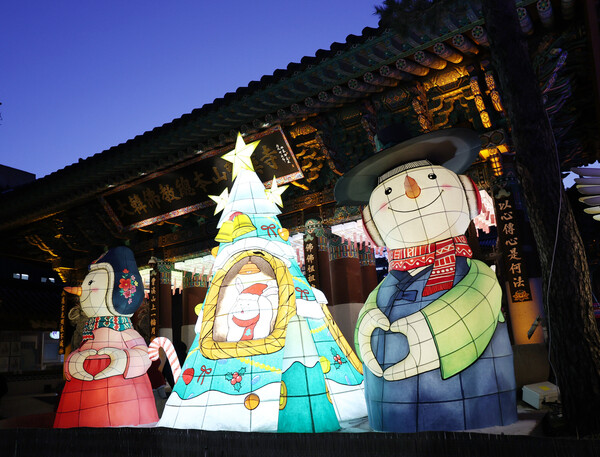 20일 오후 서울 종로구 조계사 일주문 앞에 크리스마스 트리 연등이 불을 밝히고 있다. [연합뉴스]