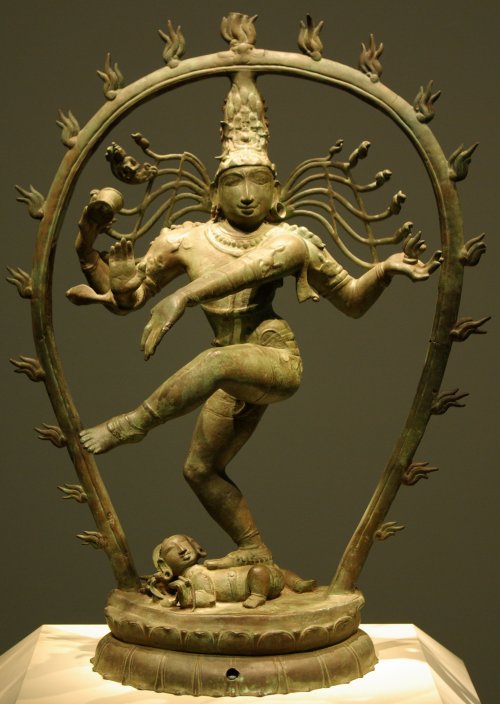 춤을 추는 쉬바 신을 묘사한 촐라 왕조 시대의 조각상. [사진=위키피디아]