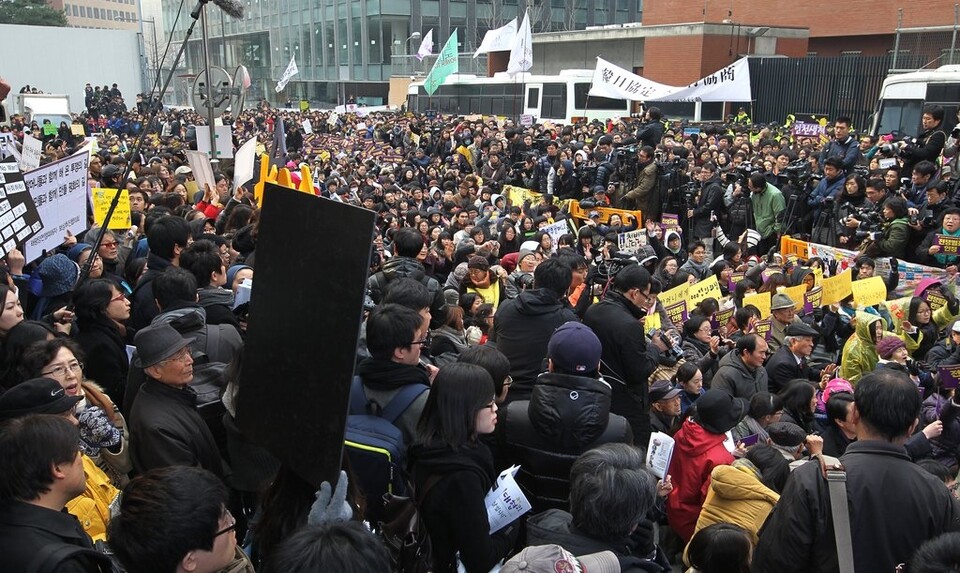 지난 2011년 12월14일 서울 종로구 소재 주한 일본대사관 정문 앞에서 개최된 제1000차 수요시위의 모습. [사진=연합뉴스]