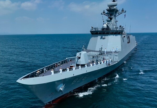 해군의 신형 호위함 천안함(FFG-Ⅱ, 2,800톤급). [해군 제공]