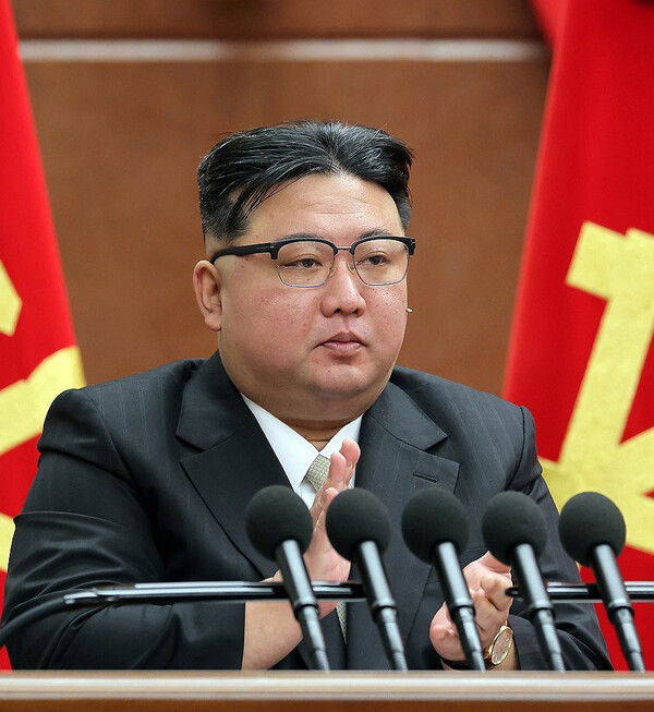 26일 시작된  전원회의에서 김정은 국무위원장이 2023년도 당 및 국가정책들의 집행정형에 대한 보고를 하고 있는 장면. [조선중앙통신=연합뉴스]