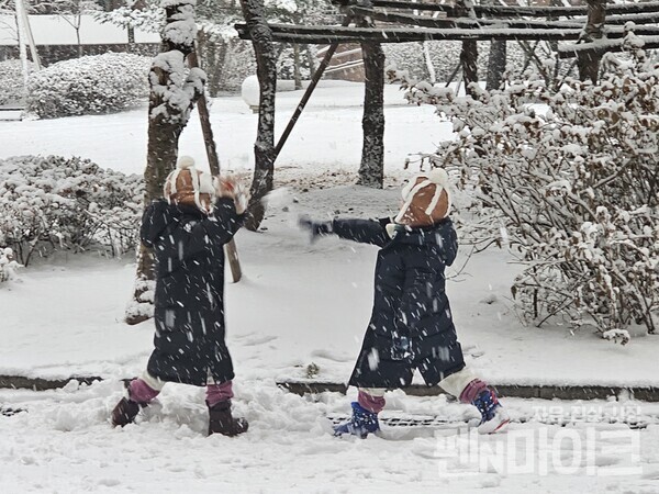서울근교의 한 아파트 단지에서 30일 오전 눈이 내리는 가운데 어린이들이 눈사움을 즐기고 있다. [펜앤 사진] 