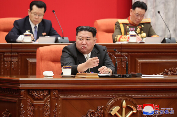 북한은 지난 26일부터 개최되었던 연말 전원회의가 30일 결속됐다고 조선중앙통신이 31일 보도했다. 김정은 국무위원장이 전원회의에서 2024년 투쟁 과업을 제시하고 있다. [조선중앙통신=연합뉴스] 
