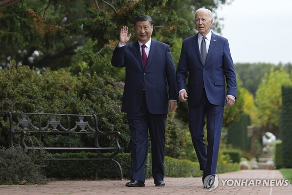 조바이든 미국 대통령과 시진핑 중국 국가 주석이 지난해 11월 15일(현지시각) 미국 캘리포니아주 샌프란시스코 인근 우드사이드에서 산책하고 있다. [사진=연합뉴스]