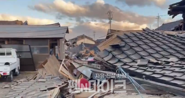 지난 1일 일본 이시카와현 인근에서 발생한 진도 7.6 지진의 여파로 건물이 무너졌다.(사진=독자 제공)