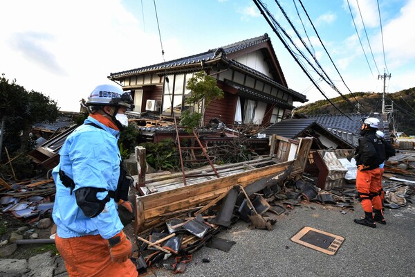 이시카와현 노토 지역에서 규모 7.5의 큰 지진이 발생한 다음 날인 2일(현지 시간) 소방관들이 생존자 수색 작업을 벌이고 있다. [AFP연합]