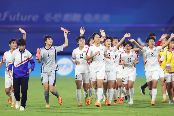 북한 여자축구 대표팀이 지난해 10월 3일 열린 2022 항저우아시안게임 우즈베키스탄과의 준결승에서 8-0으로 경기를 승리한 후 광중석을 향해 인사하고 있다. [신화연합]