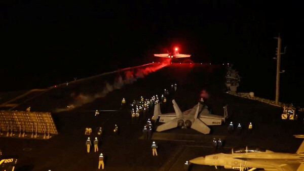 미 항공모함으로부터 예멘의 군사 목표물에 대한 공습을 수행하기 위해 전투기가 이륙하고 있다. [로이터연합] 