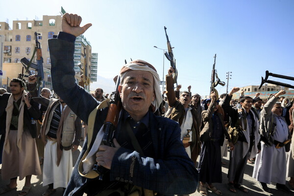 후티 반군 대원들이 11일(현지시간) 예멘 사나에서 군사 훈련이 끝난 후 모임에서 구호를 외치며 무기를 휘두르고 있다. [EPA연합]