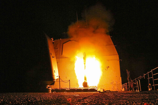 2018년 시리아 폭격작전에 참여한 미국 순양함 몬터레이호가 토마호크 미사일을 발사하는 모습[EPA 연합]