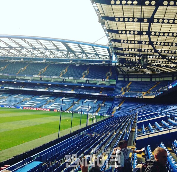Stamford Bridge, em Londres, visitada em 2017. É a casa do clube inglês Chelsea.  Para referência, não sou torcedor do Chelsea, mas sim torcedor do Liverpool há 9 anos (Foto = Repórter Sinwoo Yunho)