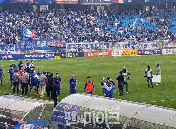Os jogadores do Suwon Samsung cumprimentam os fãs após uma partida da K-League 1 no ano passado.  Para referência, sou fã do Suwon Samsung há 3 anos (Foto = Repórter Sinwoo Yunho)