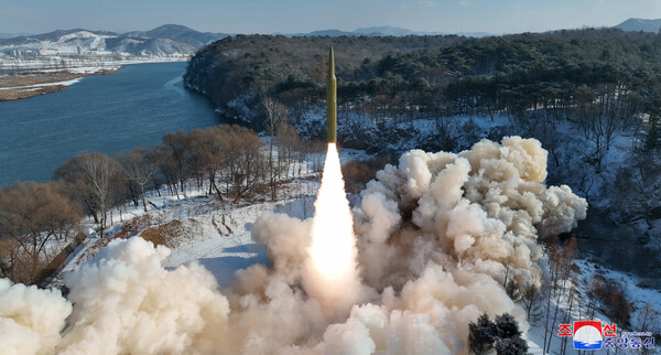 북한이 고체연료를 사용한 극초음속 중장거리 탄도미사일(IRBM) 시험 발사에 성공했다고 조선중앙통신이 15일 보도했다. [조선중앙통신=연합]