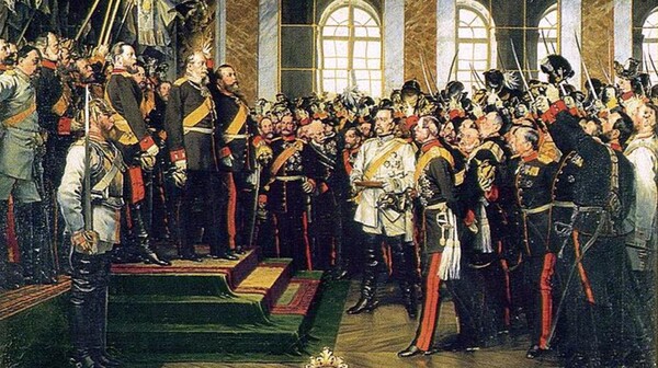 1871년 1월 18일 베르사유궁전 거울의 방에서 독일제국 황제 즉위식을 갖고 있는 빌헬름 1세. 철혈재상 비스마르크의 모습이 부각된 것이 인상적이다.  