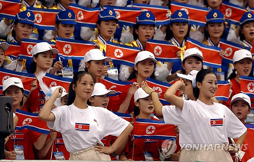 지난 2002년 10월 1일 부산 부경대체육관에서 열린 부산 아시안게임 역도 경기에서 단체 응원을 펼치는 북한 응원단의 모습.(사진=연합뉴스)