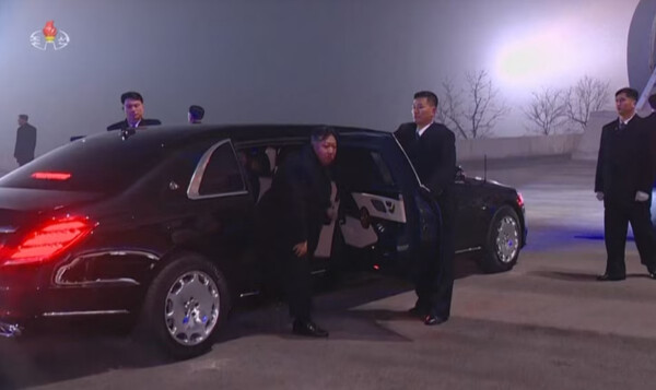 지난 1일 2024년 신년 경축 공연에 참석하기 위해 경기장에 도착한 김정은 북한 국무위원장이 검은색 벤츠 마이바흐 차량에서 내리고 있다. [조선중앙통신 영상 캡처