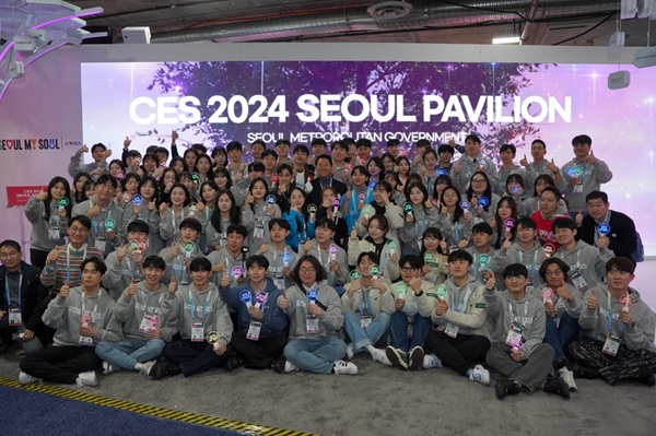 오세훈 서울시장이 CES 2024 서울통합관 서포터즈들과 기념 촬영하는 모습. [SBA 제공] 