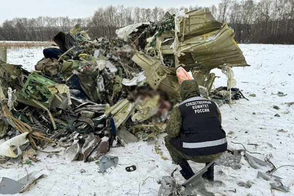 24일(현지시간) 러시아 벨고로드 지역에 추락한 러시아 군 수송기 일류신(IL)-76의 잔해. [타스연합]
