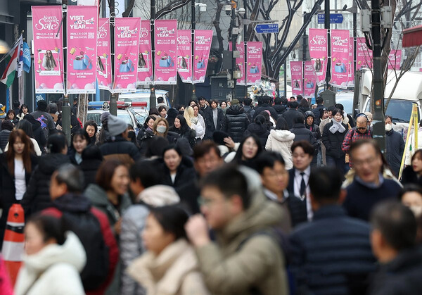 2024 코리아그랜드세일이 개막한 지난 11일 서울 중구 명동 거리 모습.  외국인 관광객에게 큰 인기를 얻고 있는 그랜드 세일은 내달 29일까지 계속된다. [연합뉴스]