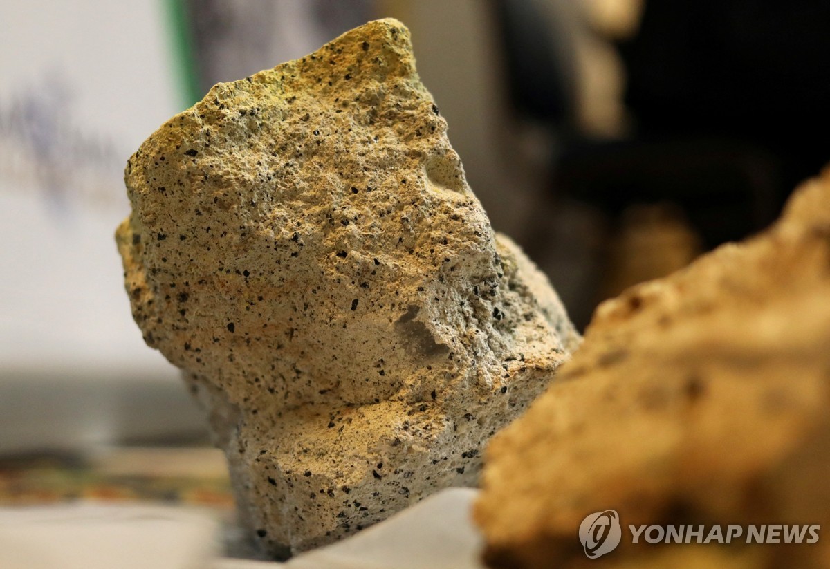 우라늄 원광. FILE PHOTO: Uranium stone is seen at a news conference of Macusani Yellowcake and Plateau Energy in Lima, Peru July 16, 2018. REUTERS/Mariana Bazo/File Photo.2023.9.22(사진=연합뉴스, 편집=조주형 기자)