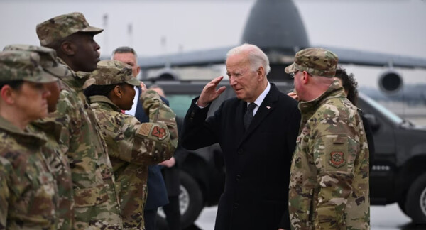 조 바이든 미국 대통령이 2일 미국 델라웨어주 도버 공군지지에서 요르단 내 미군 기지 드론 공격으로 숨진 미군 병사 3명의 운구 의식에 직접 참석, 경례를 받고 있다. [AFP연합]