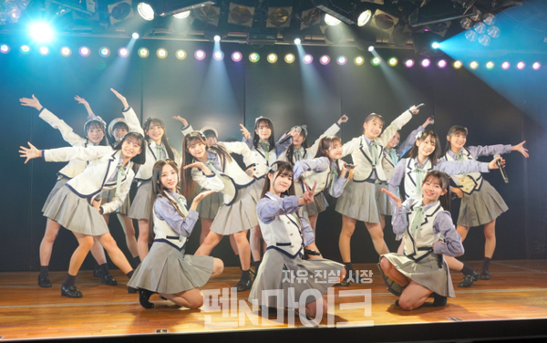 16 명의 AKB48 '연구생' 멤버들.(사진=코마츠 류지로)