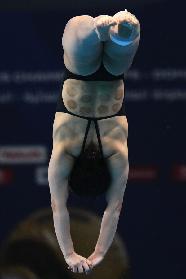 김수지가 10일(한국시간) 카타르 도하 하마드 아쿠아틱센터에서 열린 2024 세계선수권 다이빙 여자 3ｍ 스프링보드 결승에서 입수 동작을 취하고 있다. [AP연합]