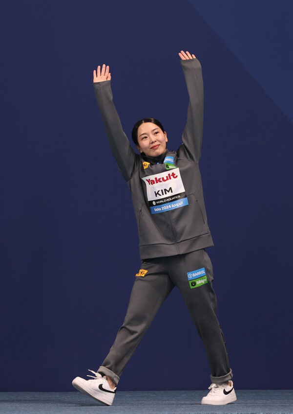 김수지가 10일(한국시간) 카타르 도하 하마드 아쿠아틱센터에서 열린 2024 세계선수권 다이빙 여자 3ｍ 스프링보드 결승에서 3위를 차지한 뒤, 시상대에 오르기 전 관중석을 향해 손을 흔들고 있다. [EPA연합]