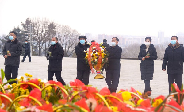 북한 조선중앙통신은 지난해 1월 23일 설 명절을 맞아 일꾼들과 근로자들, 군장병들이 김일성·김정일 동상에 헌화했다고 보도했다.[조선중앙통신=연합뉴스]