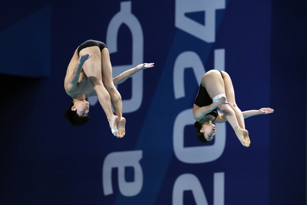 김수지(오른쪽)와 이재경이 10일 카타르 도하 하마드 아쿠아틱센터에서 열린 2024 세계선수권 다이빙 혼성 싱크로 3ｍ 스프링보드 결승에서 연기를 펼치고 있다.AP연합]