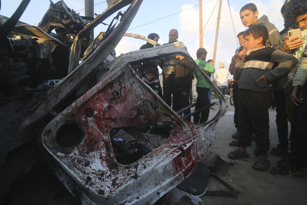 ﻿﻿이스라엘군이 12일(현지시간) 가자지구 최남단 도시 라파 일대를 타격한 가운데 팔레스타인 무장정파 하마스는 최소 52명이 사망했다고 밝혔다. 사진은 지난 6일 가자지구 라파에서 팔레스타인인들이 이스라엘의 공습을 받은 하마스 경찰 차량 잔해 주변에 모여 있는 모습. [AP연합]