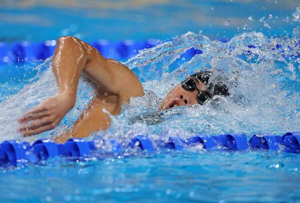 황선우가 13일(한국시간) 카타르 도하 어스파이어돔에서 열린 2024 세계수영선수권 남자 자유형 200ｍ 준결승에서 역영하고 있다. [로이터연합]