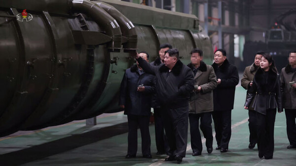 김정은 북한 국무위원장이 대륙간탄도미사일(ICBM) 발사 차량인 중요군용대차 생산 공장을 둘러보며 전력을 과시했다. 조선중앙TV는 지난달 5일 김 위원장이 중요군용대차생산공장'을 현지 지도했다고 보도했다.[조선중앙TV 캡처]