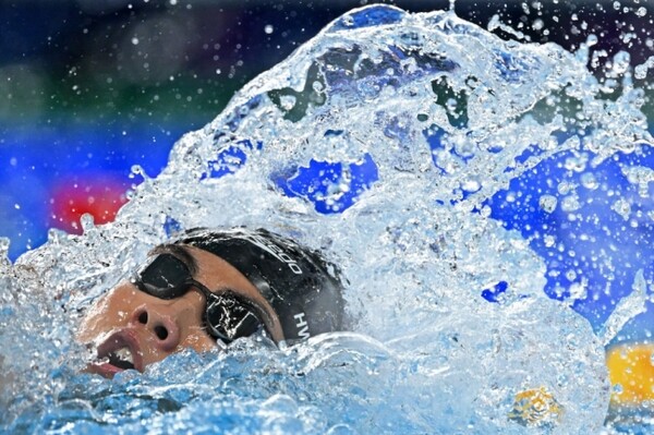 17일 카타르 도하 어스파이어돔에서 열린 도하 세계선수권 남자 계영 800m 결승에서 황선우가 역영하고 있다. [연합뉴스]