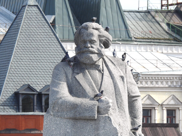 러시아 모스크바에 있는 카를 마르크스의 석상.