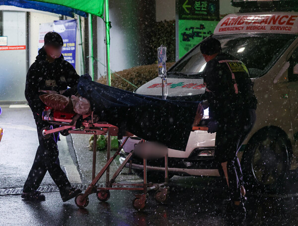 대설주의보 내린 서울, 21일밤 야간 응급실에서 분주하게 환자를 옮기고 있다. [연합뉴스]