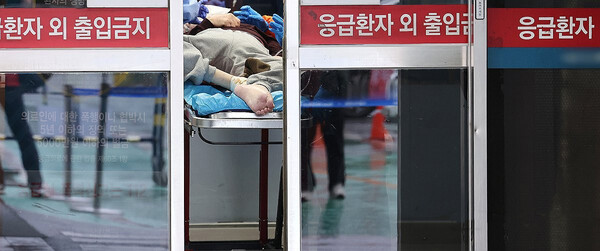 ㅓㅁ벅21일 오전 서울의 한 대형병원 응급의료센터로 119가 이송한 환자가 들어가고 있다.  [연합뉴스]