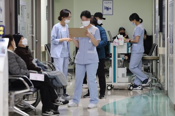 정부가 보건의료재난 위기경보를 최상위 단계인 '심각'으로 상향한 지난 23일 전공의들이 대거 이탈한 서울의 한 대학병원에서 간호사들이 분주히 움직이고 있다. [연합뉴스]