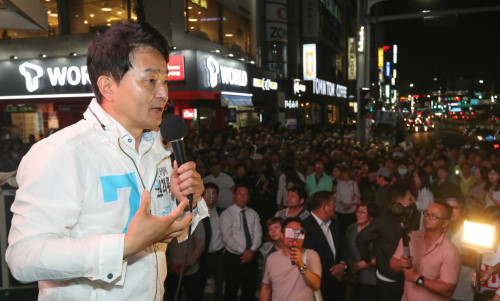 지난 2018년 무소속 후보로 출마해 제주지사 선거에서 당선된 원희룡 당선자가 유권자들에게 인사를 하고 있다.